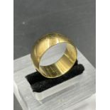 An 18ct yellow gold wedding band (Approximate weight 11.6g) Size S