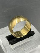 An 18ct yellow gold wedding band (Approximate weight 11.6g) Size S
