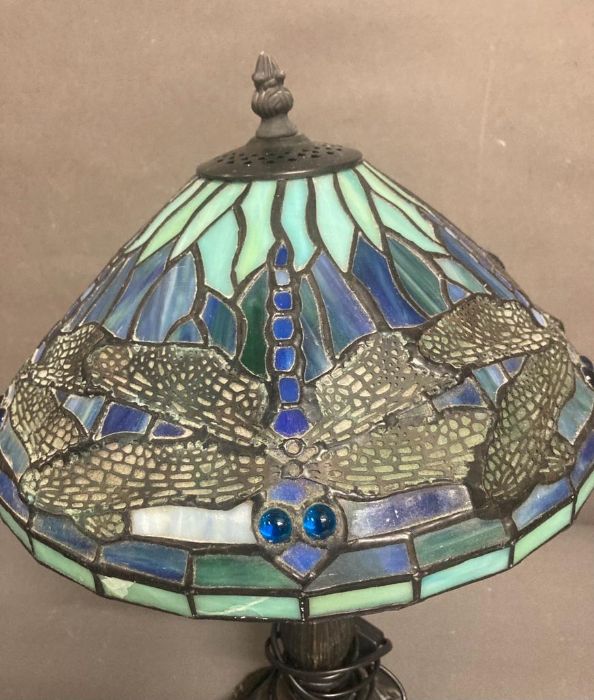 A blue and turquoise stained glass Tiffany style lamp with dragon fly detail - Image 2 of 5