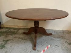 A mahogany oval pedestal dining table on tripod legs (H77cm W120cm D50cm)