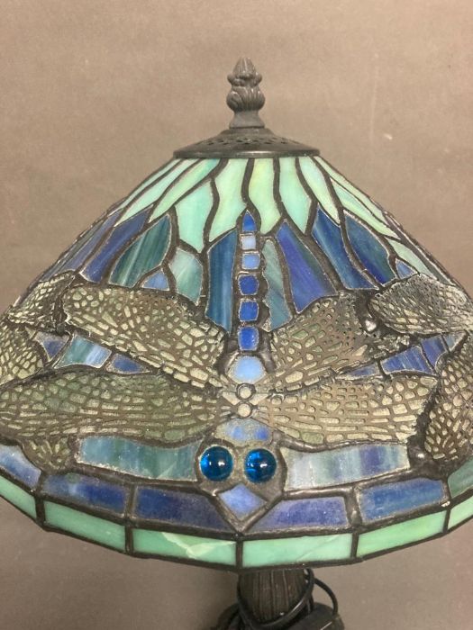 A blue and turquoise stained glass Tiffany style lamp with dragon fly detail - Image 4 of 5