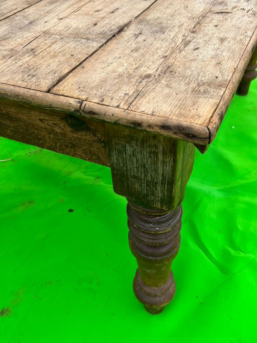 A vintage pine farmhouse table on turned legs (No drawers) (H79cm W160cm W114cm) - Image 4 of 6