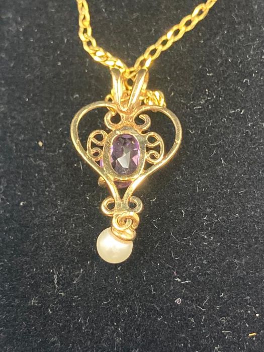 An amethyst and pearl pendant on a 9ct fine gold necklace (Approximate Total Weight 1.7g) - Image 2 of 5