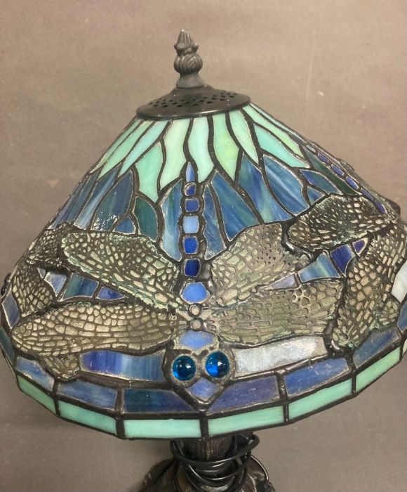 A blue and turquoise stained glass Tiffany style lamp with dragon fly detail - Image 3 of 5