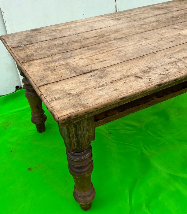 A vintage pine farmhouse table on turned legs (No drawers) (H79cm W160cm W114cm) - Image 5 of 6