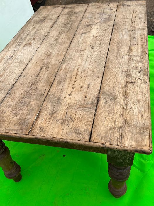 A vintage pine farmhouse table on turned legs (No drawers) (H79cm W160cm W114cm) - Image 6 of 6