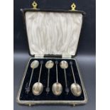 A Boxed set of William Suckling Birmingham 1939 silver coffee spoons with coffee bean finials.