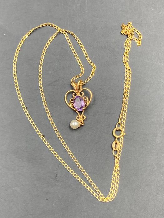 An amethyst and pearl pendant on a 9ct fine gold necklace (Approximate Total Weight 1.7g) - Image 5 of 5