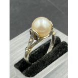 A single cultured pearl bead ring, measuring approximately 8.8mm, medium lustre, peg set on white