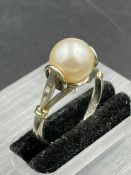 A single cultured pearl bead ring, measuring approximately 8.8mm, medium lustre, peg set on white