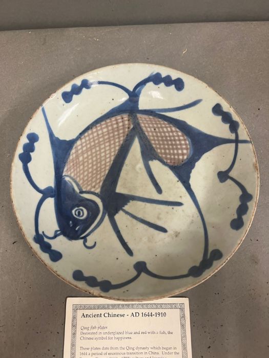 A Quin fish plate decorated in under glazed blue and red - Image 2 of 4