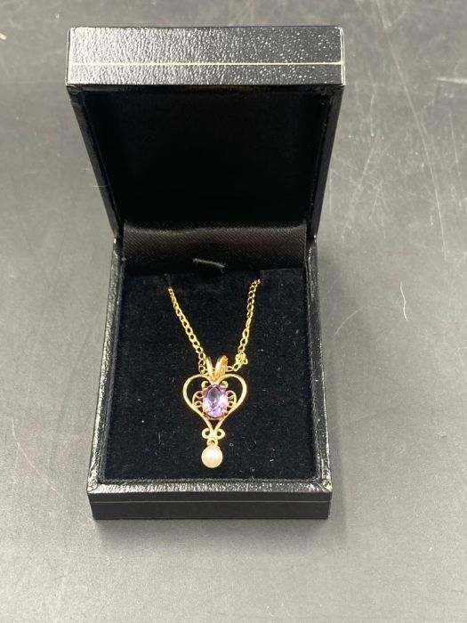 An amethyst and pearl pendant on a 9ct fine gold necklace (Approximate Total Weight 1.7g)