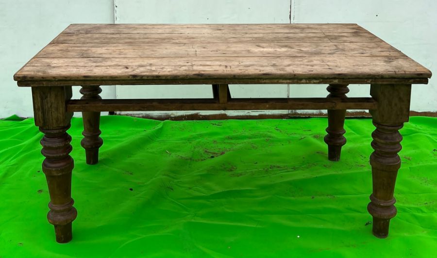 A vintage pine farmhouse table on turned legs (No drawers) (H79cm W160cm W114cm)