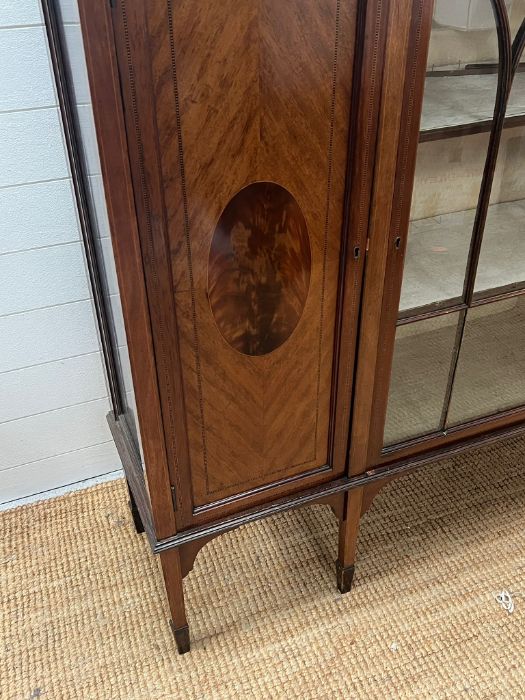A display cabinet with gazed door to centre flank by two panelled doors on tapering legs with - Image 4 of 4