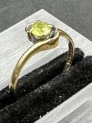 A 9ct gold ring with peridot centra stone (Approximate Total Weight 1.4g) Size N