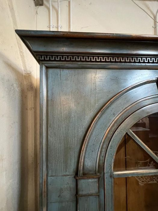 A colonial style wall cabinet with glazed hinged doors opening to adjustable shelving. With keys. - Image 2 of 4