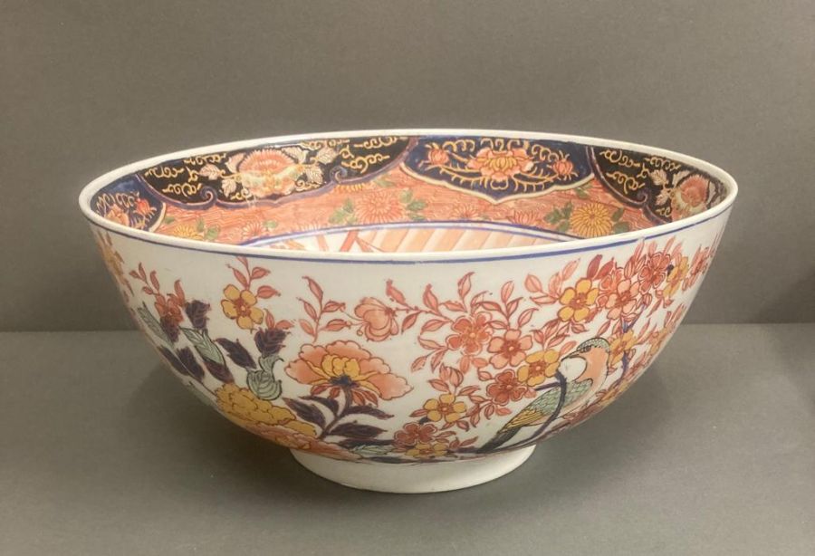 A large Japanese punch bowl in the Imari palette (Dia40cm)
