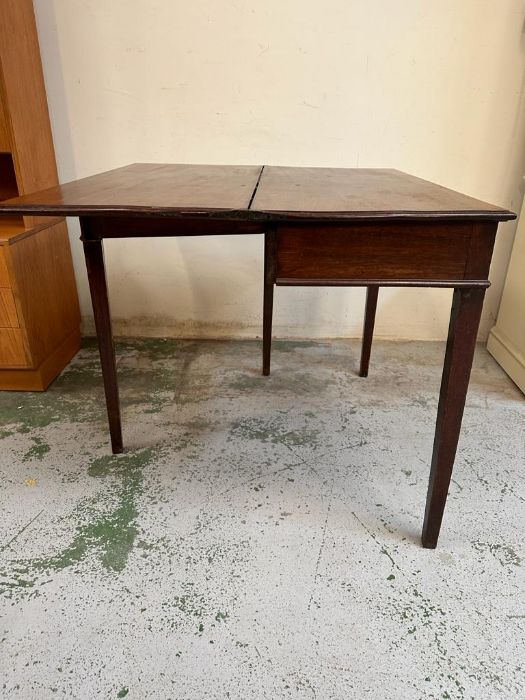 A mahogany tea table on tapering legs (H73cm W92cm D86cm) - Image 2 of 4