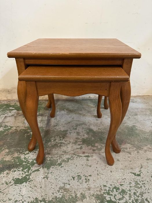 A nest of two side tables on cabriole legs (H42cm W41cm D38cm)