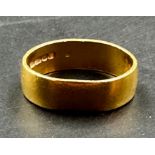 A 22ct gold wedding band AF (6.3g total weight)