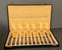 A boxed set of Continental silver handled fruit knives and forks, marked 800.