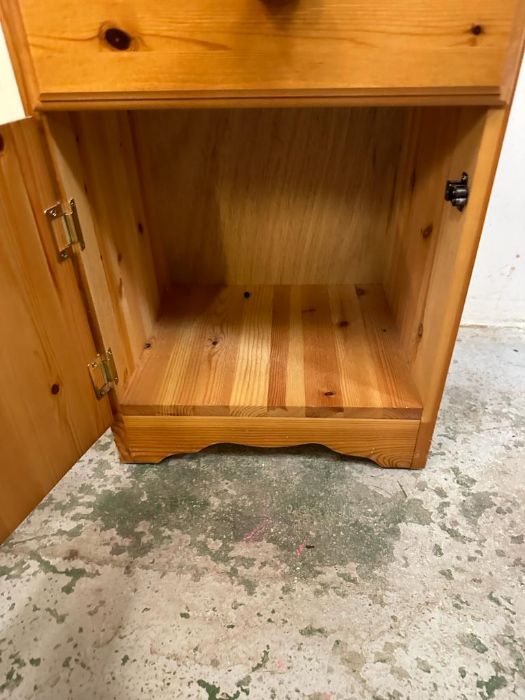 A pine single drawer, single cupboard bedside cabinet - Image 3 of 3