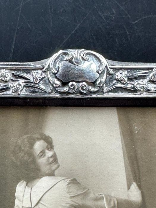 A good Art Nouveau silver embossed photograph frame, Birmingham 1901, together with period 1915 - Image 5 of 5