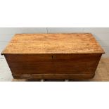 A pine blanket box with rope handles to side (H40cm W105cm D46cm)