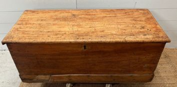 A pine blanket box with rope handles to side (H40cm W105cm D46cm)