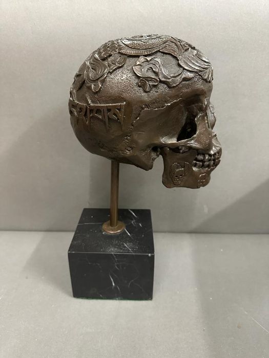 A decorative bronze sculpture of a skull on plinth - Image 2 of 3