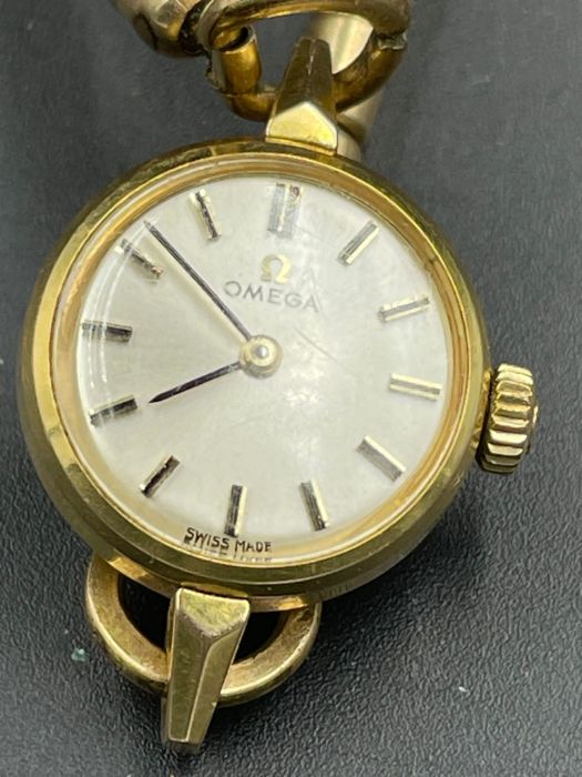 A Ladies gold Omega watch on a gold metal stainless steel expandable bracelet. - Image 3 of 3