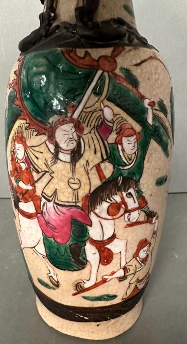 Two Chinese crackle glazed vases, hand painted with warrior scenes (H30cm) - Image 7 of 8