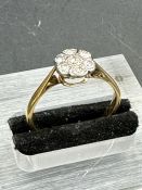 An 18ct yellow gold diamond daisy ring (Approximate Total Weight 3.1g) Size T