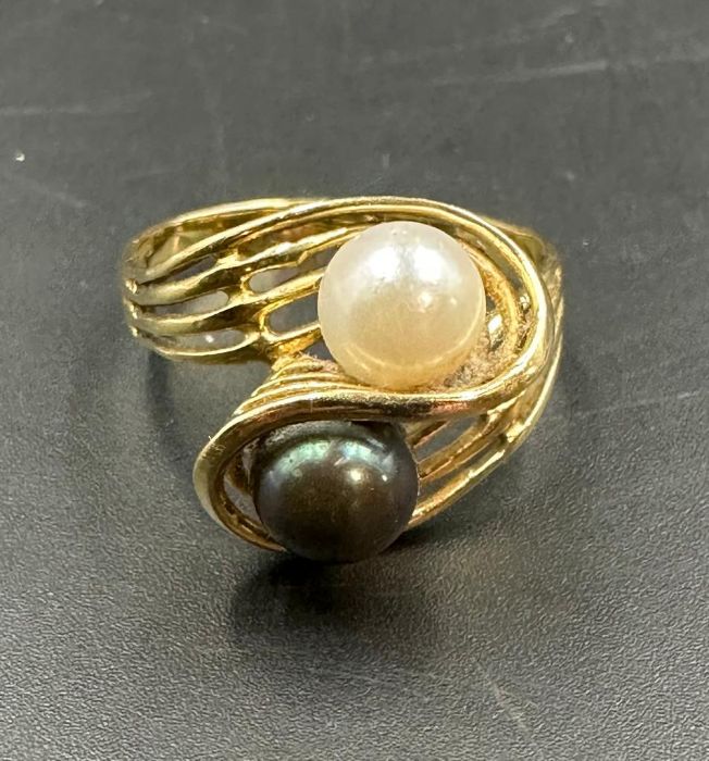 An 18ct gold ring with pearl setting. (Approximate Total Weight 4.4g)