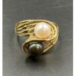 An 18ct gold ring with pearl setting. (Approximate Total Weight 4.4g)