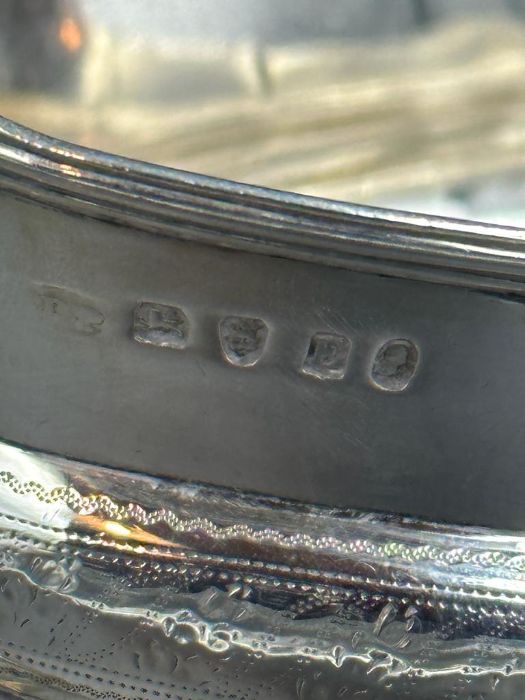 A Georgian, hallmarked for London 1800, two handled bowl, indistinct makers mark, approximate - Bild 2 aus 2