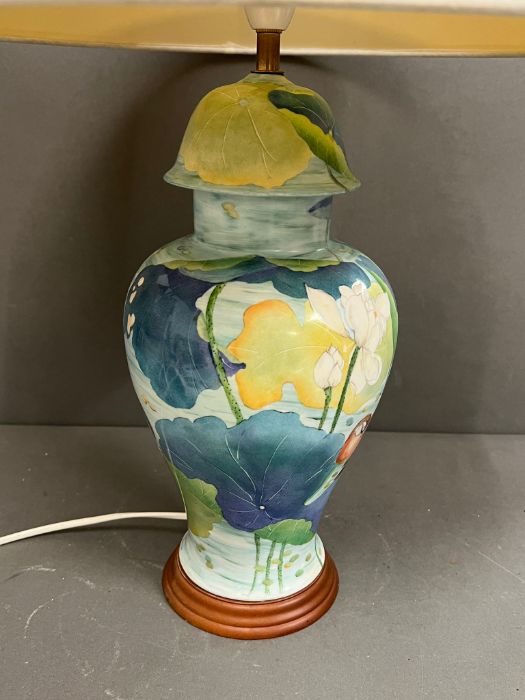 A painted table lamp - Image 2 of 2