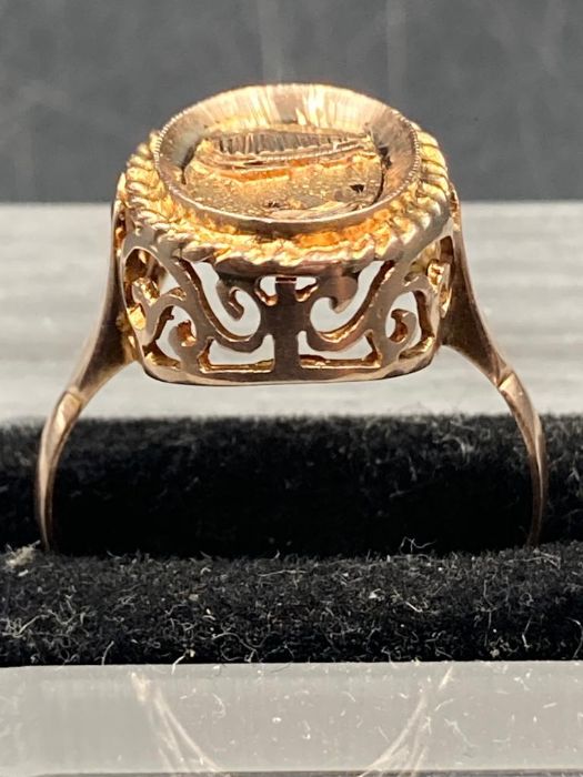 A 9ct gold ring with Acropolis scene (Approximate Total Weight 2.5g) Size O - Image 3 of 5