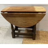 A small gate leg table (H48cm W57cm D28cm)