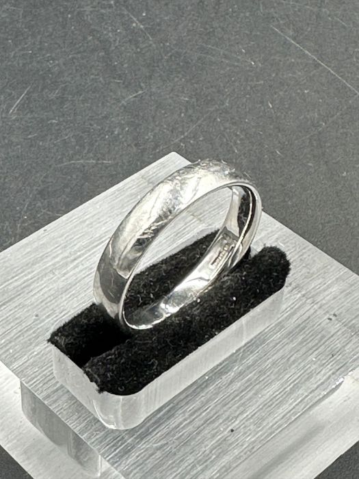 A plain platinum wedding band courts design 4mm (Approximately 8.5g) Size S - Image 2 of 3