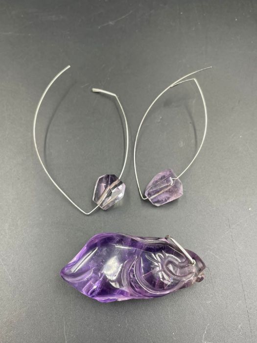 An amethyst pendant and earrings - Image 2 of 2