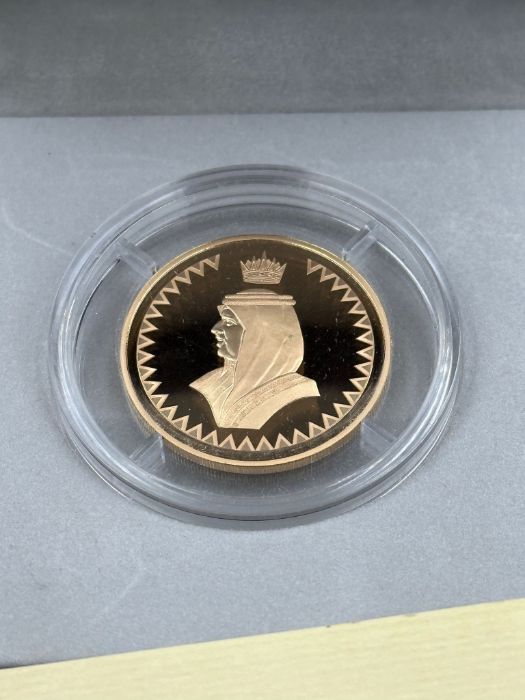 Bahrain Monetary Agency 2001 gold coin. Issue Limit 500 coins weight 16.9 g in 22ct gold (Monnaie De - Image 3 of 4