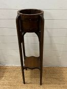 An Arts and Crafts plant stand with metal bound barrel top on tapering legs (H101cm Dia27cm)