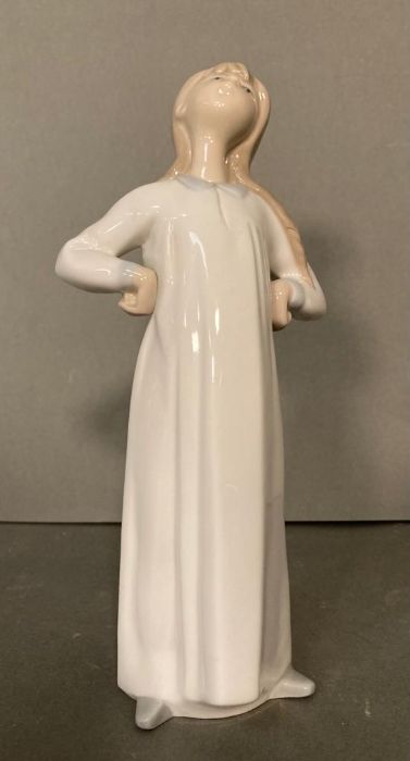 Two Lladro figures of young ladies in night dresses - Image 2 of 4