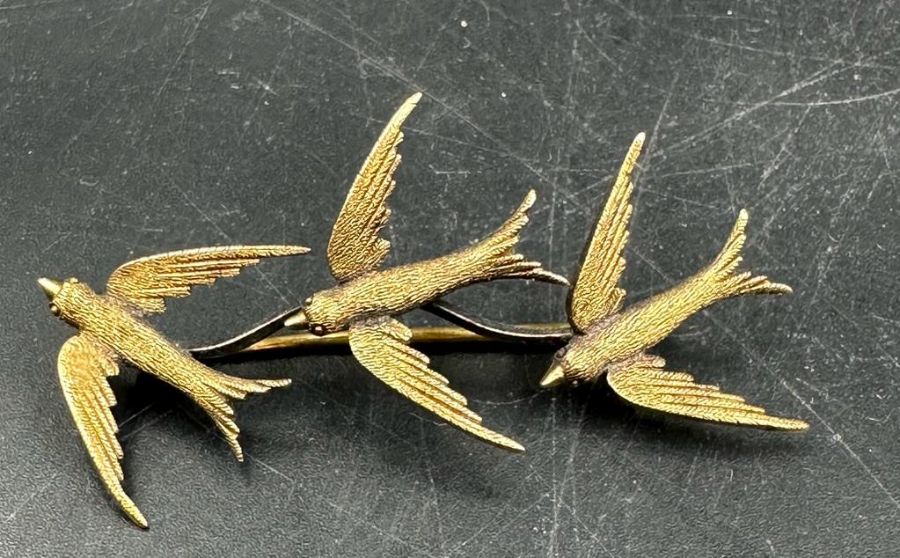 Two gold metal brooches one of three swallows the other of a foxes head. - Image 2 of 3