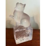 A Lalique crystal glass cat on a base (H15cm)