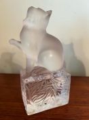 A Lalique crystal glass cat on a base (H15cm)