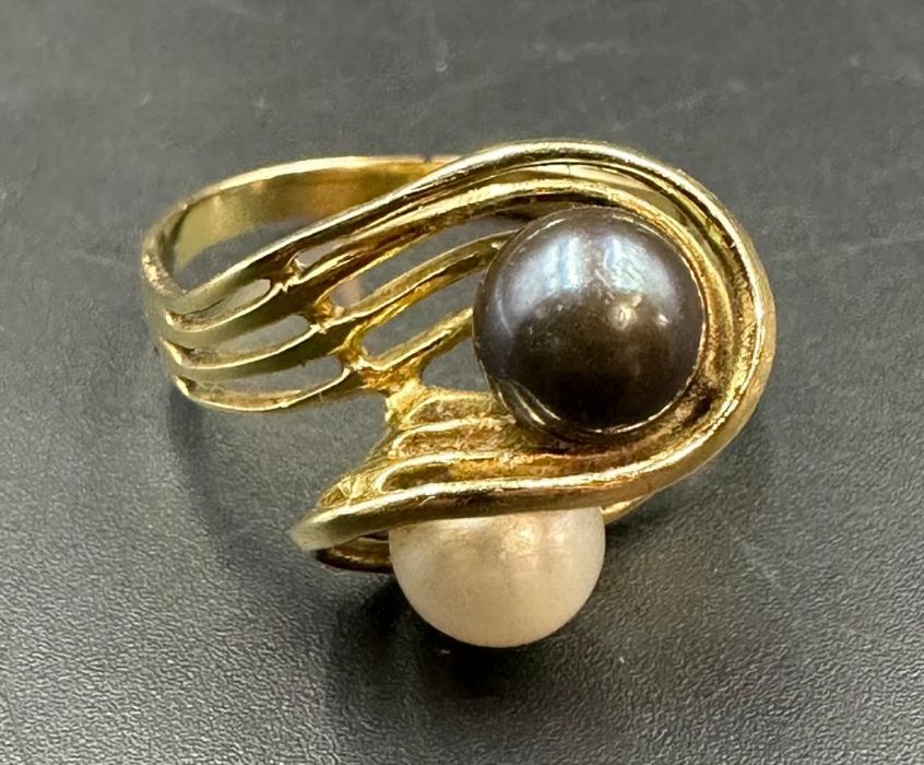 An 18ct gold ring with pearl setting. (Approximate Total Weight 4.4g) - Image 3 of 4
