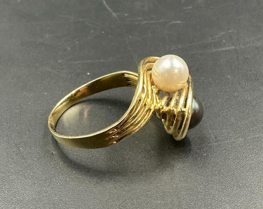 An 18ct gold ring with pearl setting. (Approximate Total Weight 4.4g) - Image 4 of 4