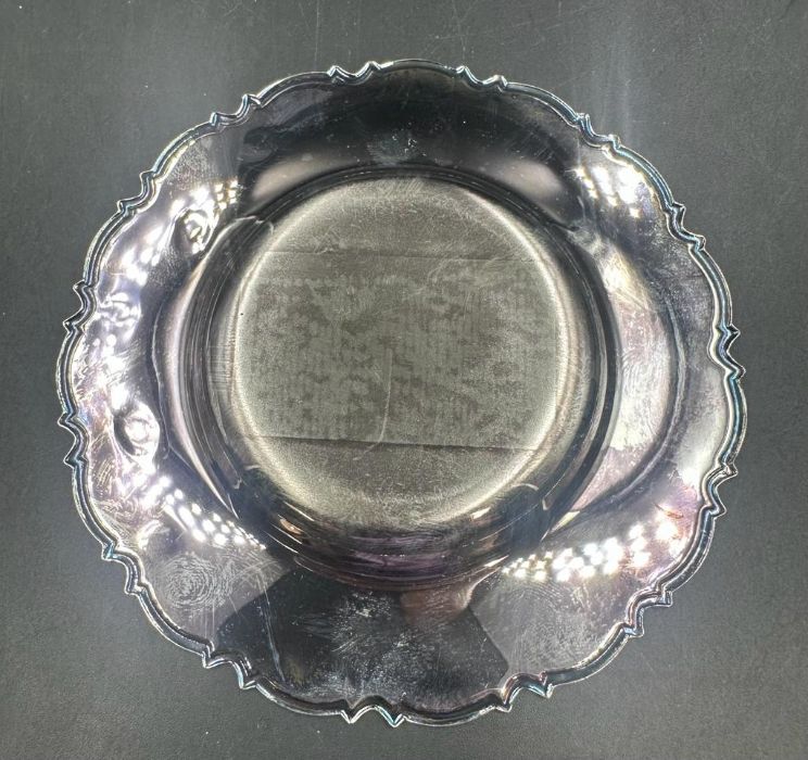 A silver pin dish, hallmarked for Sheffield 2000. (Approximate weight 53g) - Bild 2 aus 4